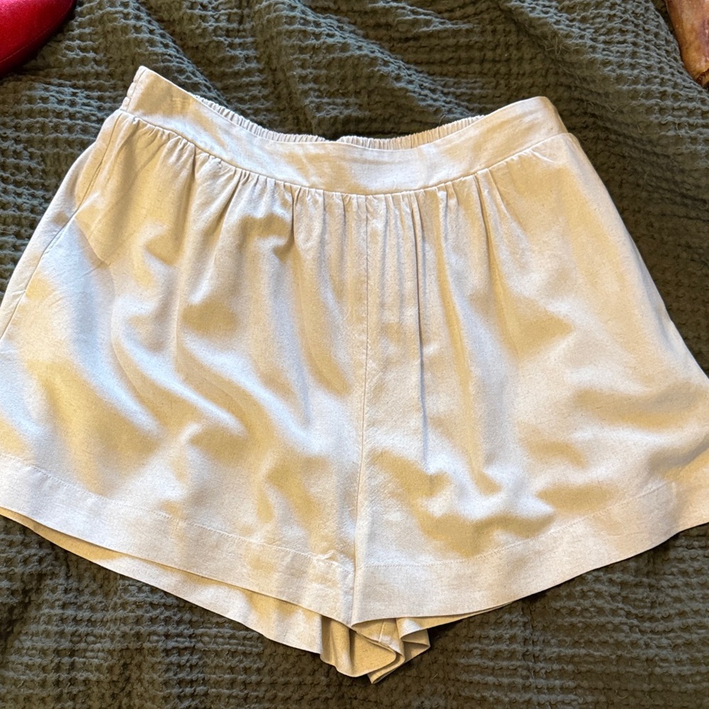 Commense Cream Women's Shorts